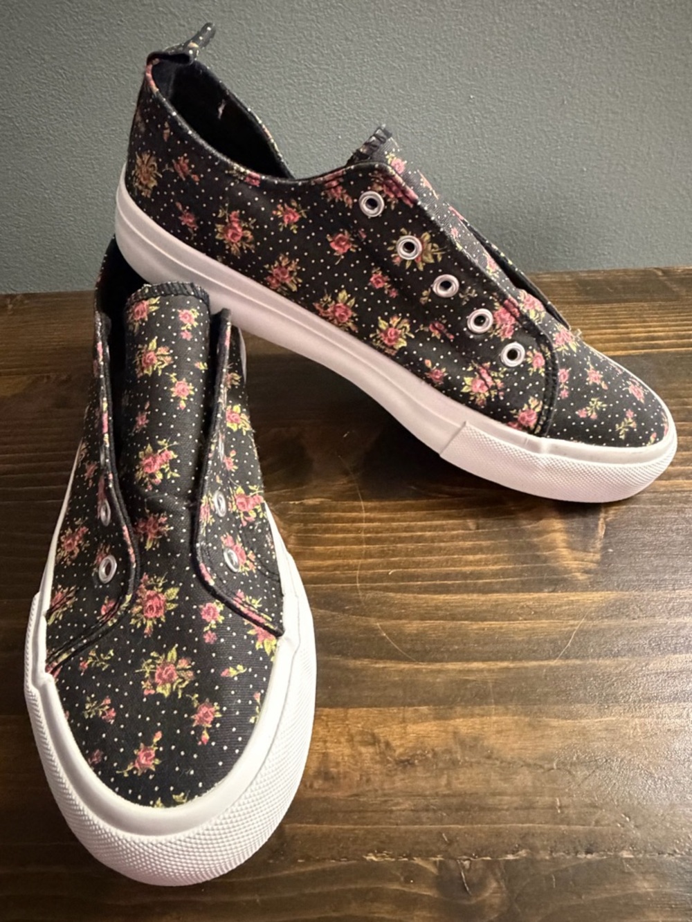 Serra Women's Black Floral Slip-On no Lace Canvas Sneakers Size 8